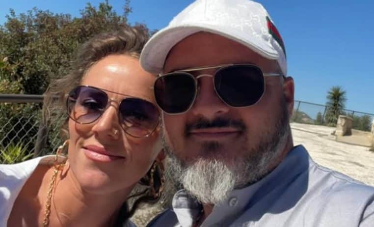 Cinthya et Andgy Bellocq en selfie, lunettes de soleil et ciel bleu.