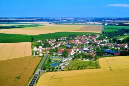 paysage rural d’un petit village français en été.