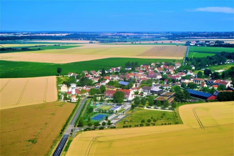 paysage rural d’un petit village français en été.
