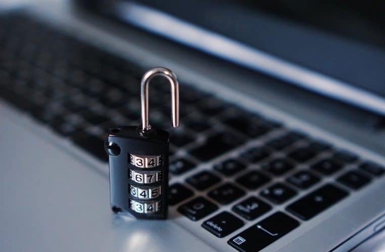 cadenas à combinaison posé sur les touches d’un clavier.