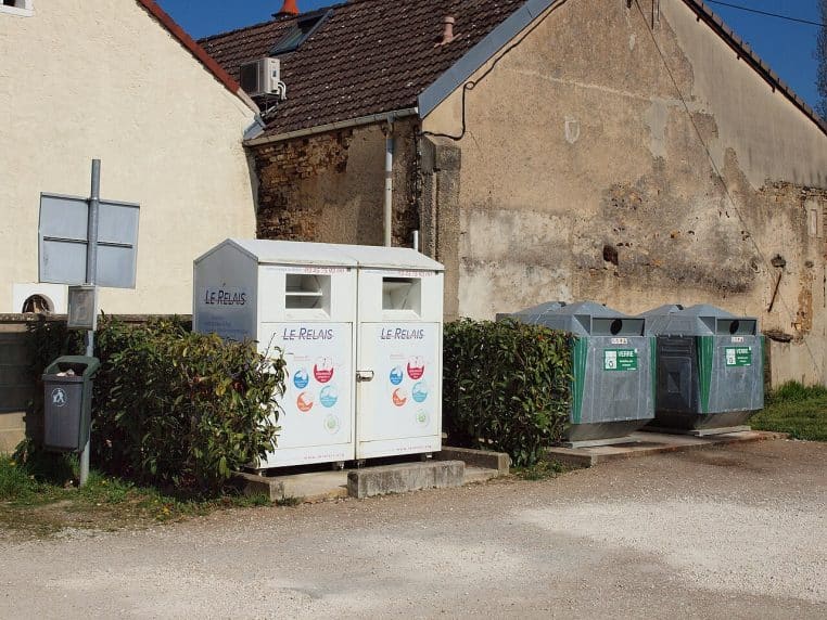 Vous ne devez plus déposer vos vêtements dans les conteneurs Le Relais, voici pourquoi