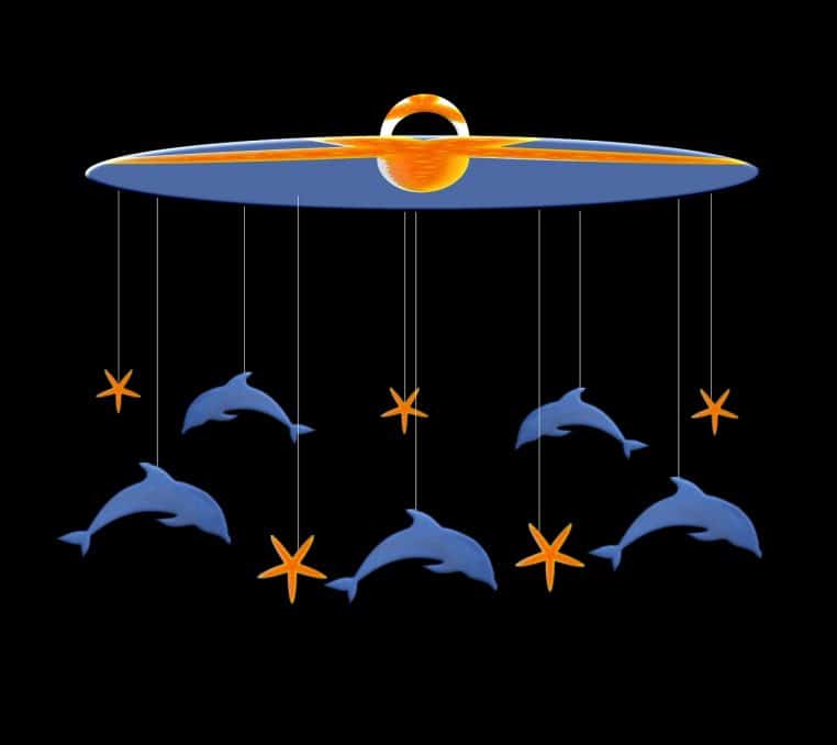 Mobile pour berceau en bois avec dauphins et étoiles de mer en tissu.