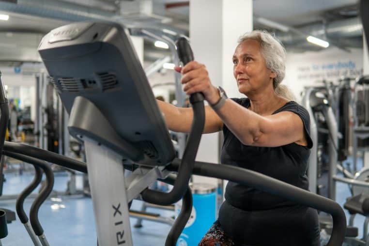 femme âgée à la salle de sport