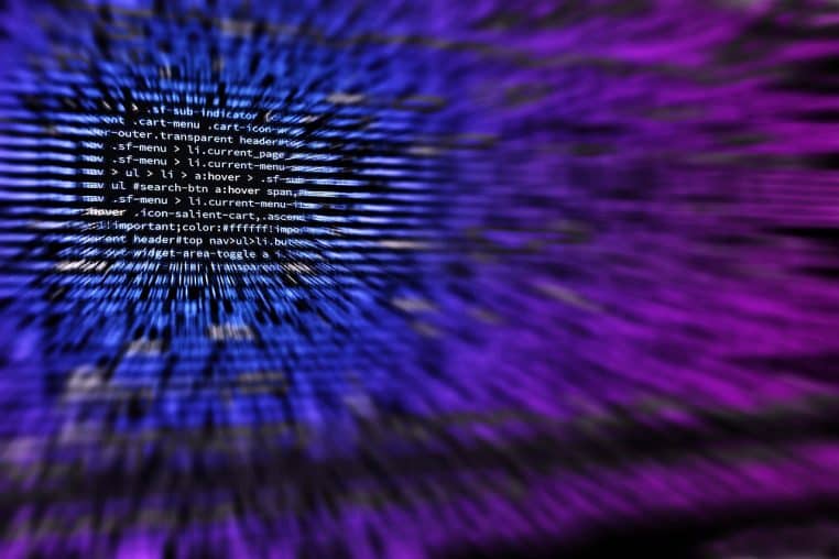 lignes de code informatique floues sur un écran