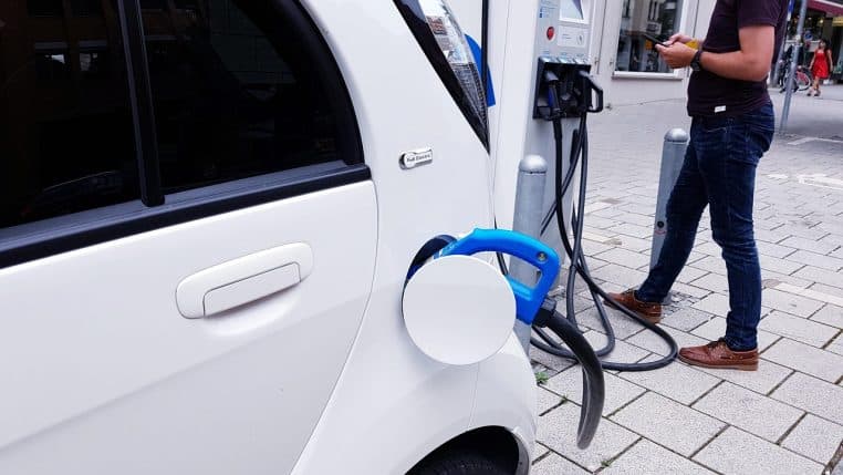 Voiture électrique en recharge sur une borne.