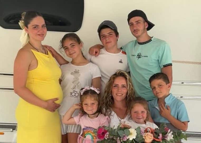 Kyss entourée de ses frères, sœurs et de sa mère devant la caravane familiale.
