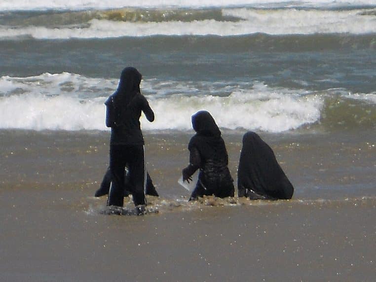 Femmes en burkini à la plage