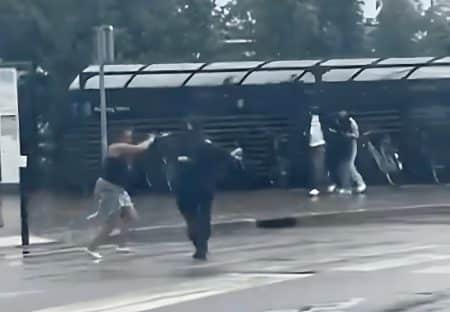 Une femme agresse des policiers au couteau