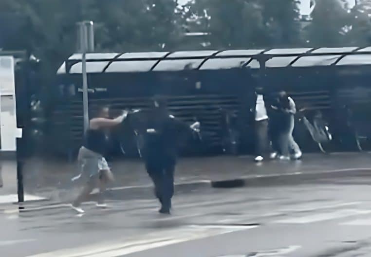 Une femme agresse des policiers au couteau