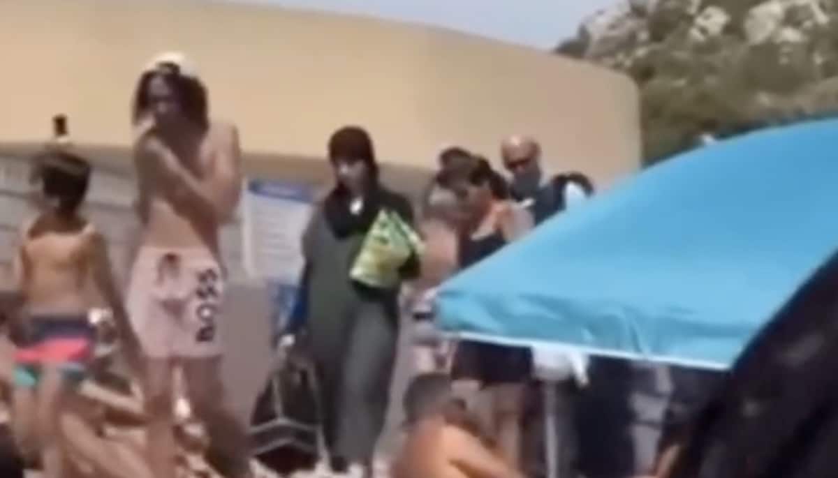Femme en burkini à la plage