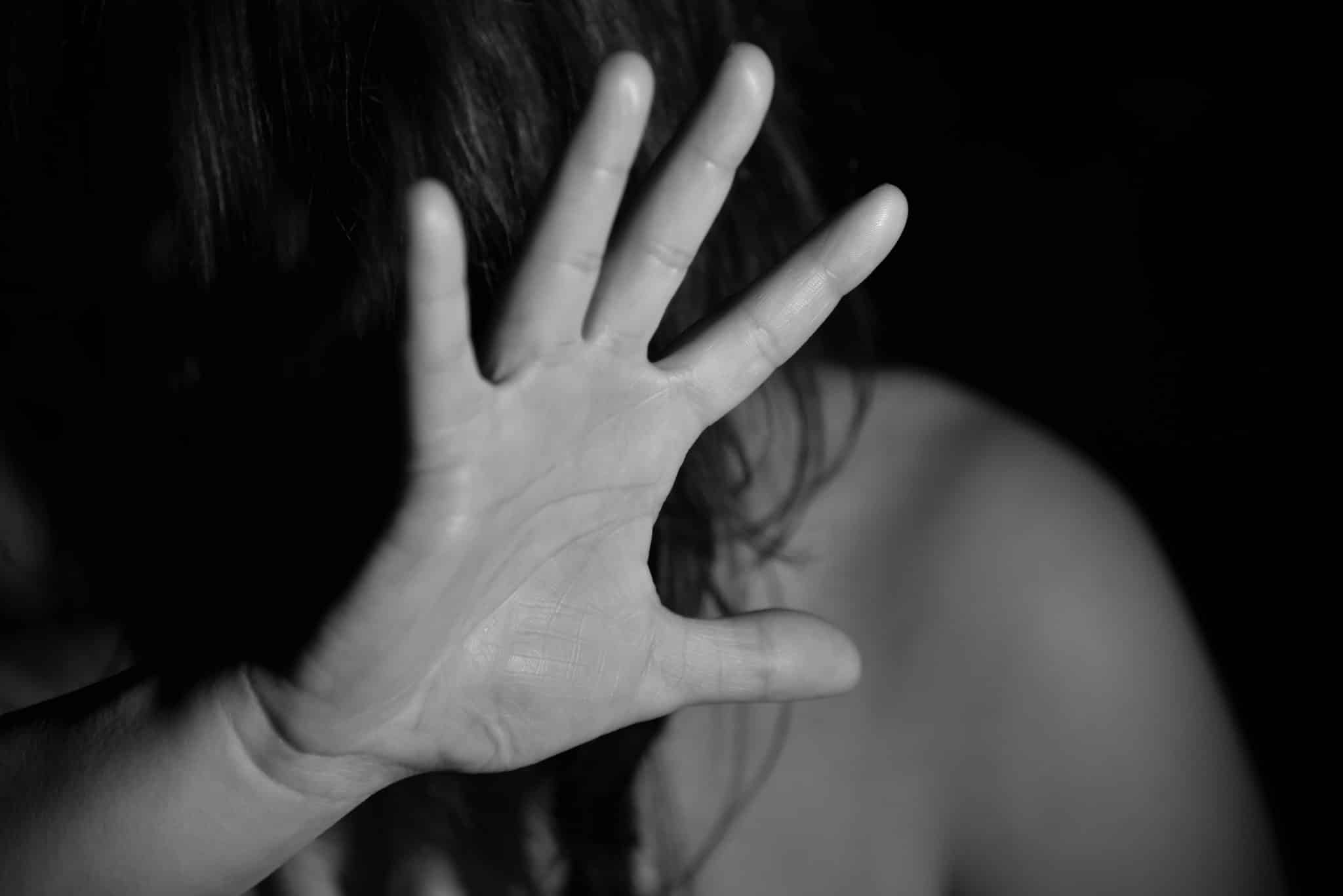 Femme séquestrée et ligotée par une amie