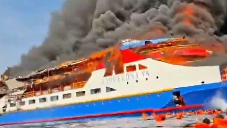 Un ferry s'enflamme au large des côtes indonésiennes