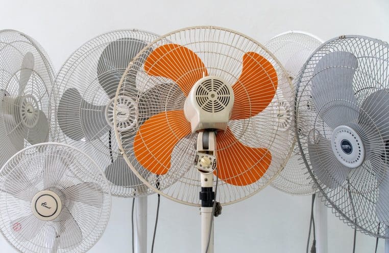 De nombreux ventilateurs électriques noirs et blancs côte à côte
