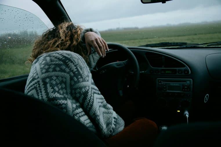 Femme en train de dormir dans une voiture sur l'autoroute