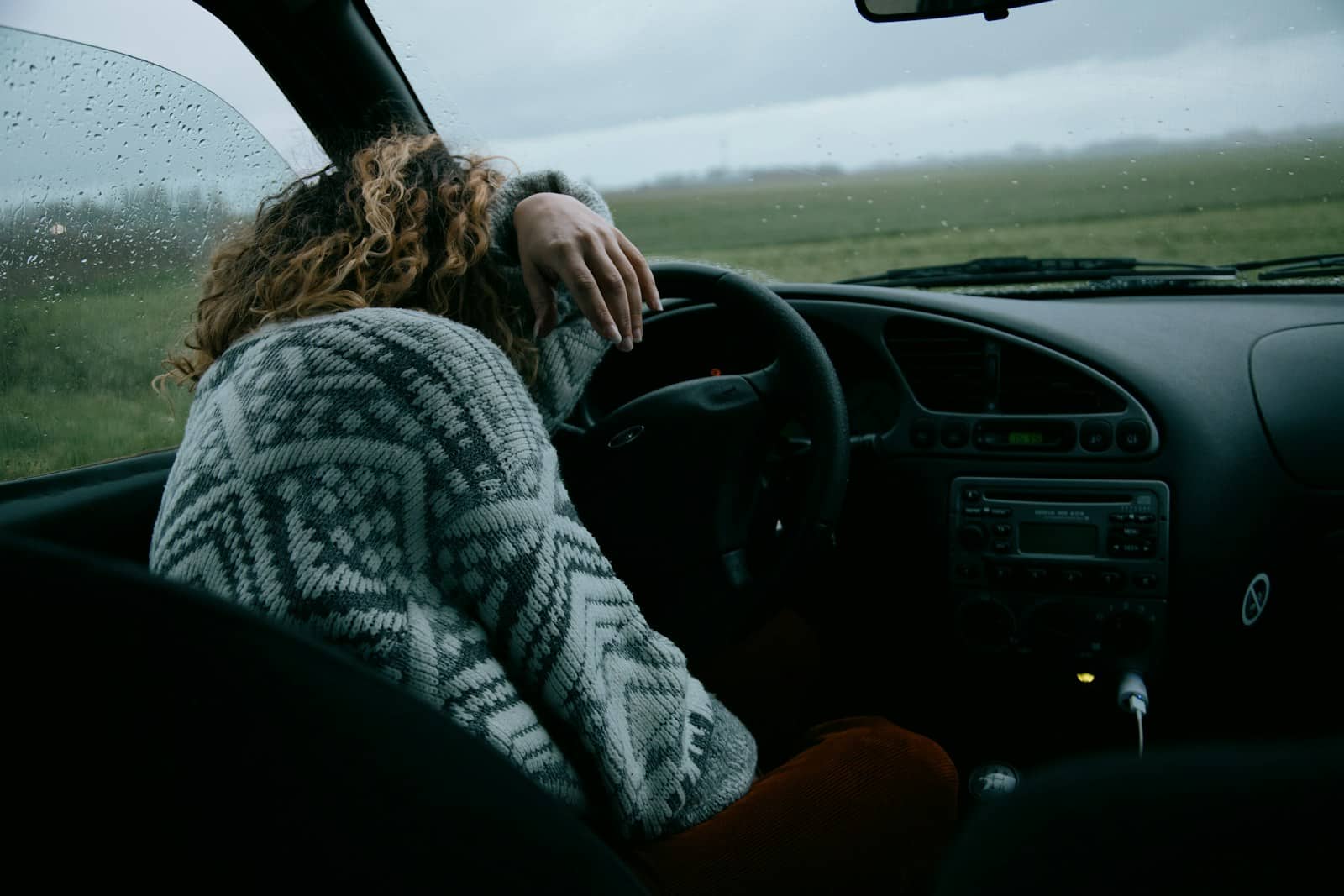 Femme en train de dormir dans une voiture