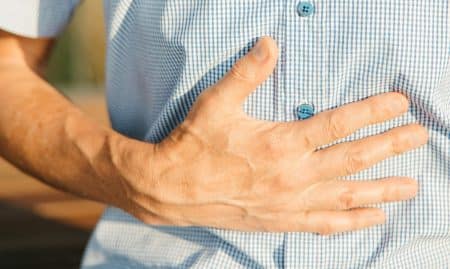 Un homme se plaint de maux de ventre