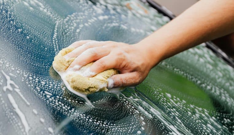 Un homme de 69 ans écrasé par sa voiture