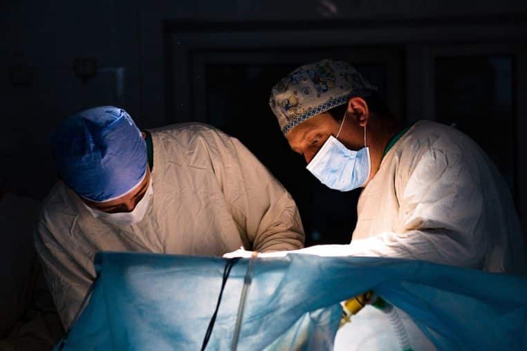 Un homme va à l'hôpital pour des douleurs au ventre : les médecins lui retirent une brosse à dents qu'il avait avalée 52 ans plus tôt