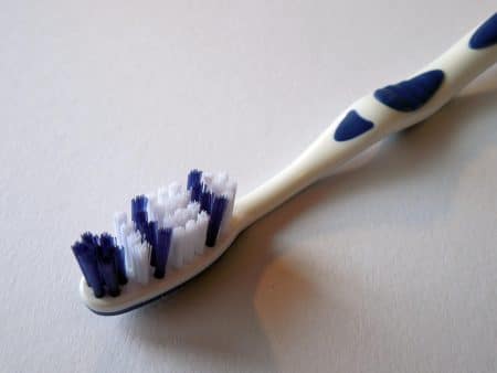 Un homme va à l'hôpital pour des douleurs au ventre : les médecins lui retirent une brosse à dents qu'il avait avalée 52 ans plus tôt