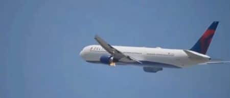 Un Boeing s'enflamme au décollage