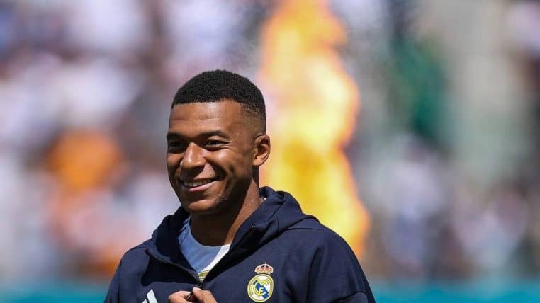 kylian mbappé cheque a des policiersss - copie