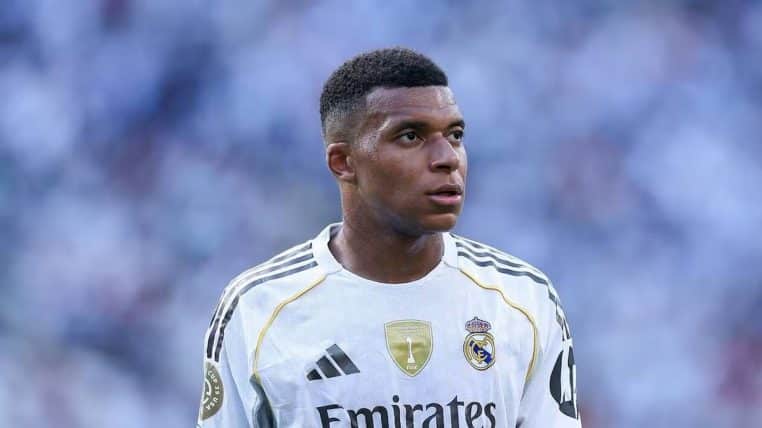 kylian mbappé cheque a des policiersss - copie