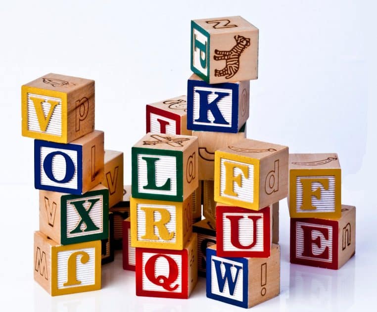 Blocs alphabet empilés.