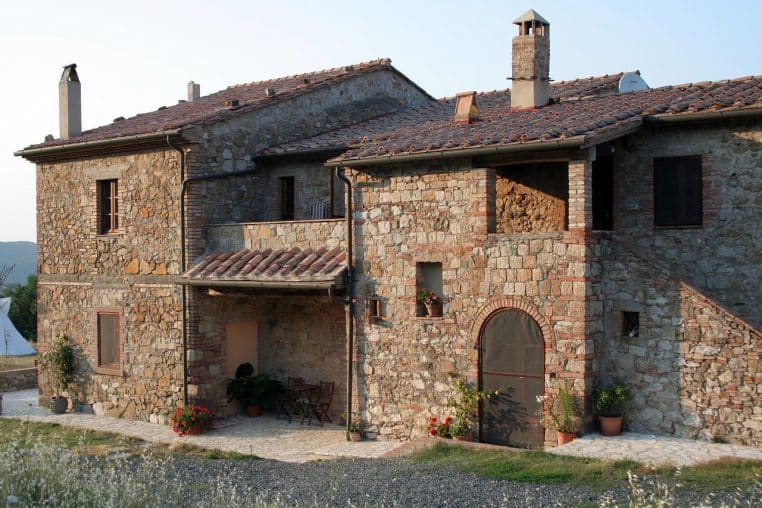 Pierre et bois : une maison ancienne sur un chemin de campagne.