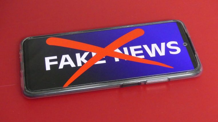 Illustration d’un smartphone affichant le texte « Fake News »