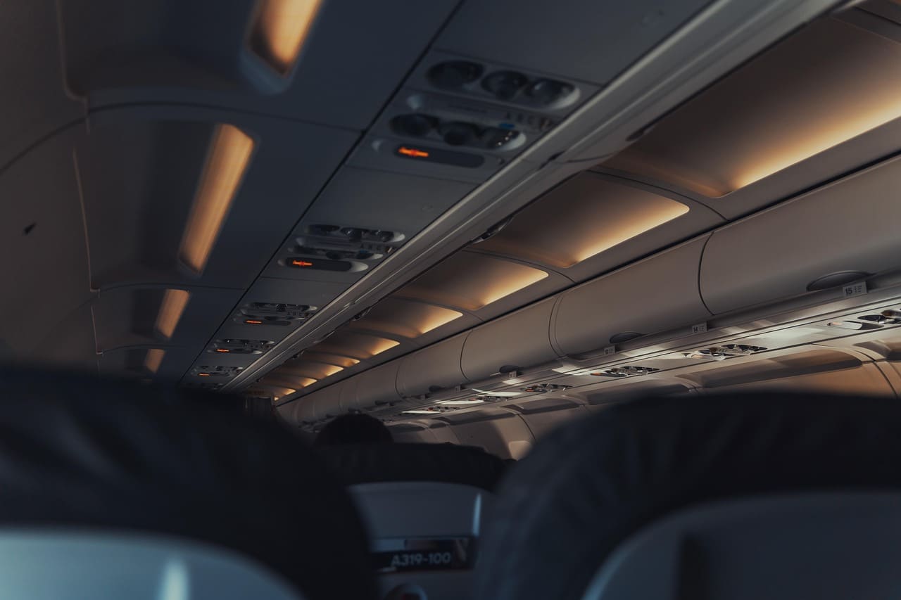 Un passager meurt en plein vol... son corps disparaît mystérieusement