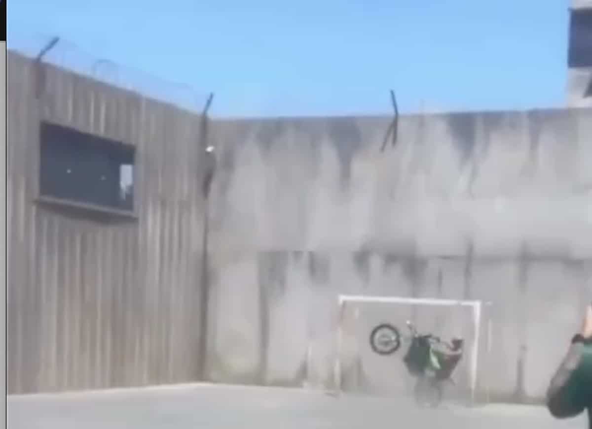 Motocross prison