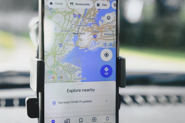 Smartphone affichant Google Maps en navigation.