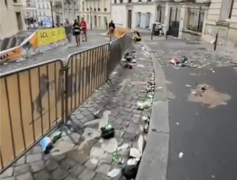 Ordures au Virage Lepic au Tour de France