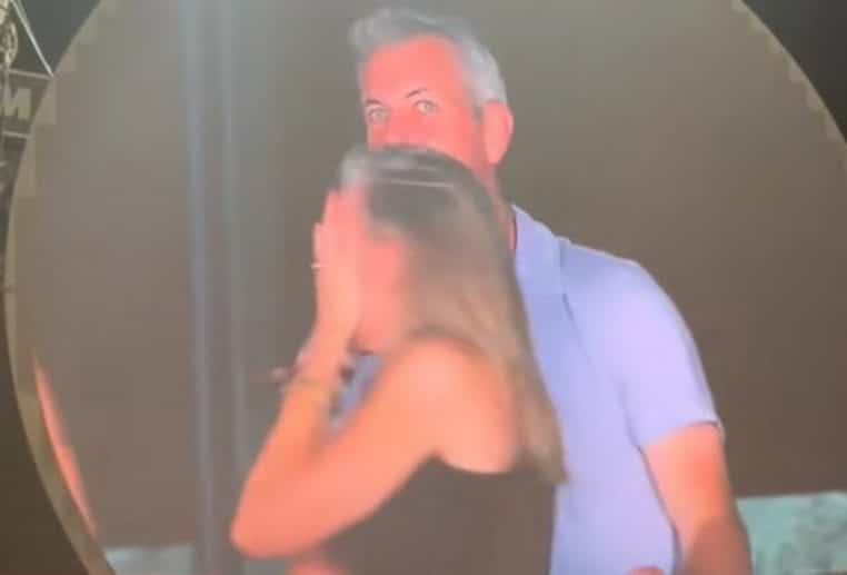 Un célèbre PDG surpris avec sa maîtresse par une caméra au concert de Coldplay (Vidéo)