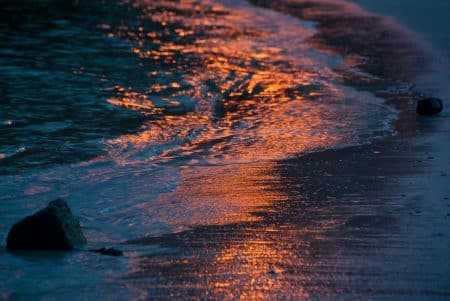 Une petite fille de 3 ans retrouvée morte en pleine nuit sur la plage : ce que l'on sait