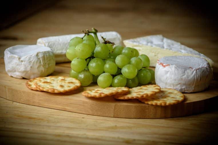 close-up sur fromages et raisins verts.