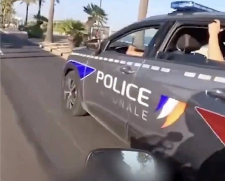 Police enfants non attachés en voiture