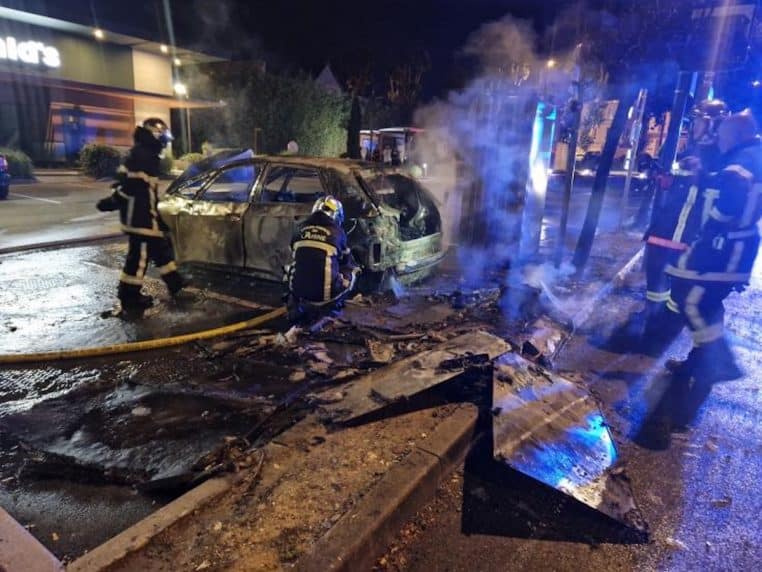 Pompiers voiture feu