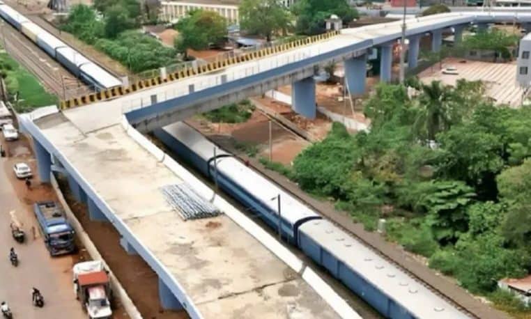 Un nouveau pont à 2 millions d'euros inutilisable à cause d'un virage en angle droit : plusieurs ingénieurs suspendus