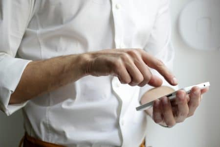 Homme avec téléphone portable