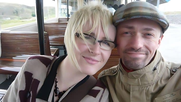 Il se réveille auprès du corps sans vie de sa compagne