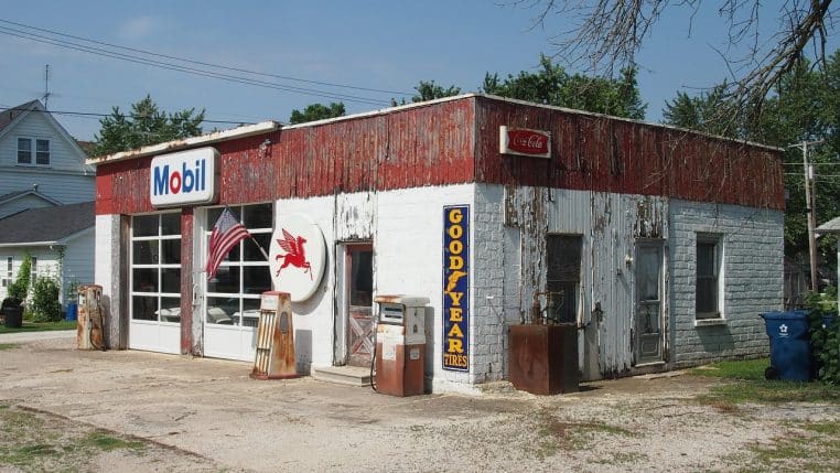 Ancienne station‑service Mobil en bord de Route 66.