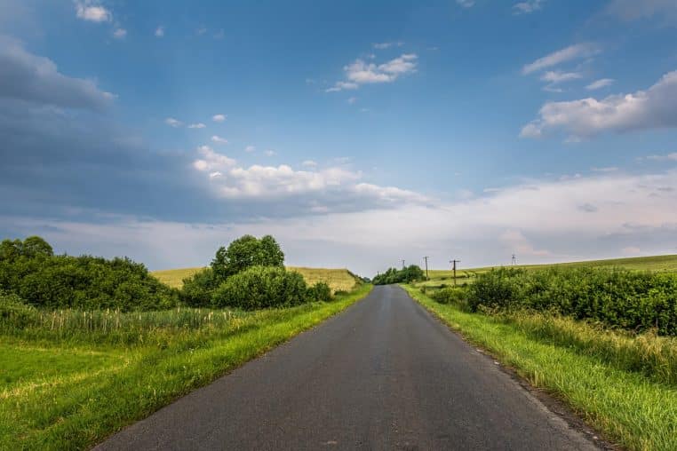 Route de campagne au coucher du soleil.