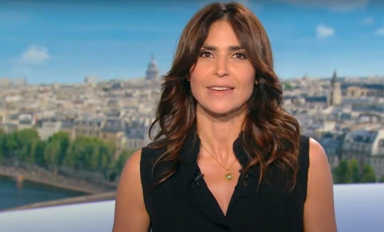 Gros plan sur Sonia Chironi au cœur du JT : la réalisatrice déclenche le panoramique animé de Paris qui introduit le premier sujet du soir.