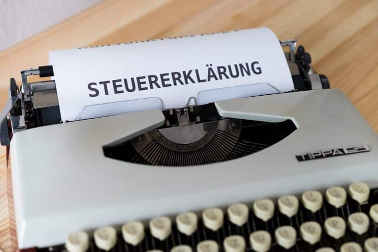 Papier « Steuererklärung » sur une machine à écrire.