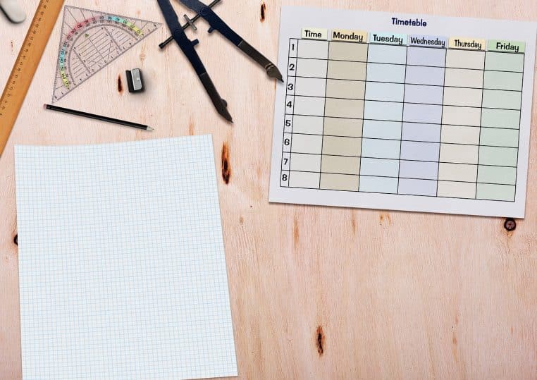 Vue rapprochée d’un calendrier papier avec une règle posée à côté.