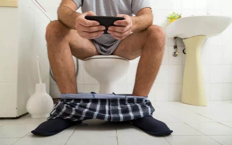 toilette reste trop longtemps paralyse