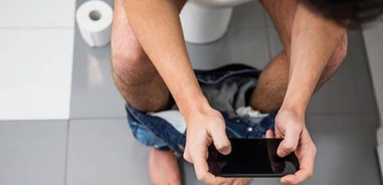 toilette reste trop longtemps paralyseee