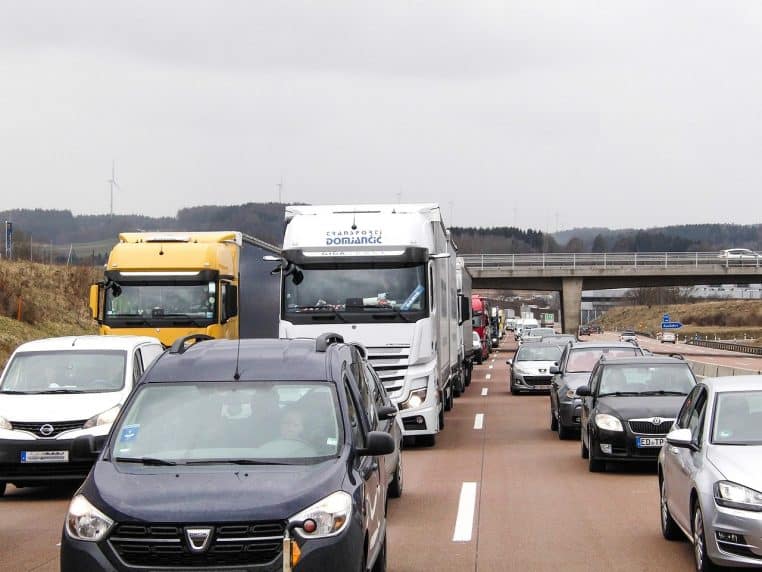 camion coincé dans un embouteillage sur autoroute.