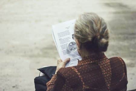 Femme âgée en train de lire